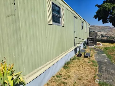411 Batchelor Sq, Grand Coulee, WA 99133