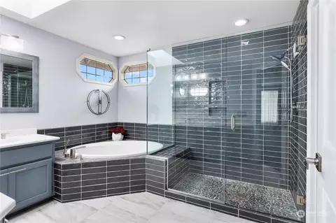 Bath - 23828 22nd Dr SE, Bothell, WA 98021 photo 3 of 4