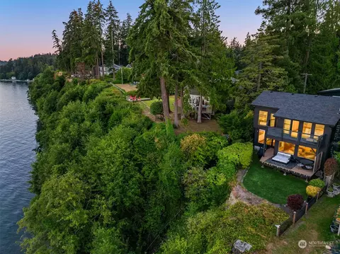 10567 Sunrise Blf NE, Bainbridge Island, WA 98110