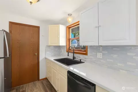 Kitchen - 315 Calistoga St E, Orting, WA 98360 photo 4 of 6