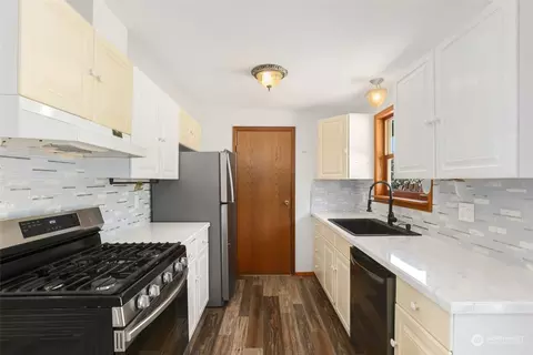Kitchen - 315 Calistoga St E, Orting, WA 98360 photo 3 of 6
