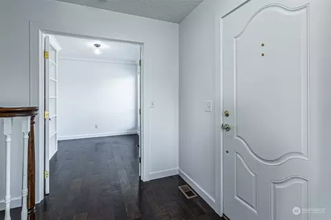 Entry Way - 1002 NW 23rd Ave, Camas, WA 98607 photo 4 of 4