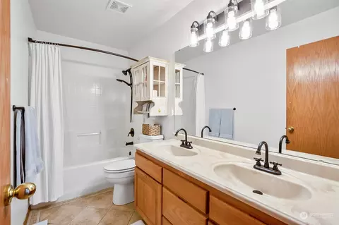 Bath - 3812 111th St SE, Everett, WA 98208 photo 3 of 3