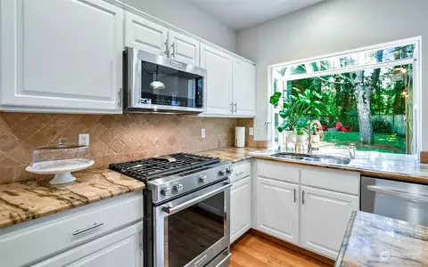 Kitchen - 3812 111th St SE, Everett, WA 98208 photo 3 of 4