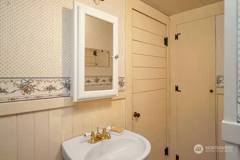 Bath - 23928 SE 436th St, Enumclaw, WA 98022 photo 4 of 4
