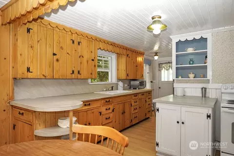 Kitchen - 23928 SE 436th St, Enumclaw, WA 98022 photo 2 of 2