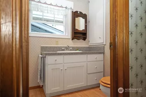 Bath - 23928 SE 436th St, Enumclaw, WA 98022 photo 1 of 4