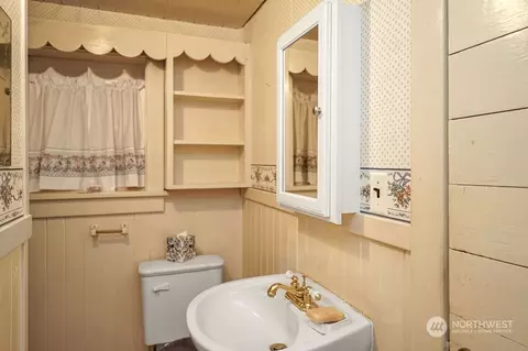 Bath - 23928 SE 436th St, Enumclaw, WA 98022 photo 3 of 4