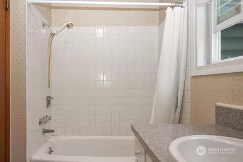 Bath - 23928 SE 436th St, Enumclaw, WA 98022 photo 2 of 4