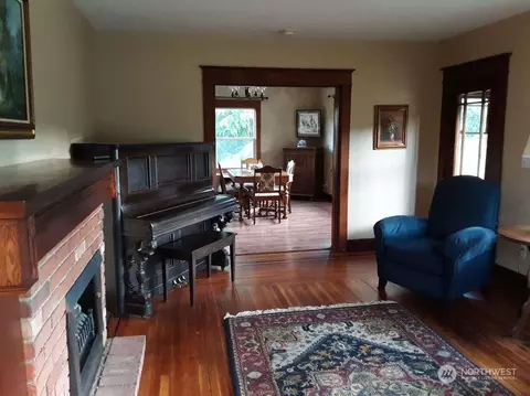 Living - 1305 Winlock-vader Rd, Winlock, WA 98596 photo 2 of 2