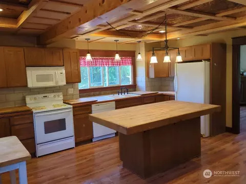 Kitchen - 1305 Winlock-vader Rd, Winlock, WA 98596 photo 1 of 3