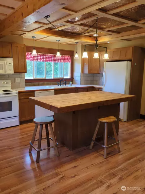 Kitchen - 1305 Winlock-vader Rd, Winlock, WA 98596 photo 3 of 3
