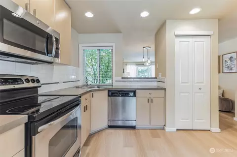 Kitchen - 16101 Bothell Everett Hwy #H4, Mill Creek, WA 98012 photo 3 of 4