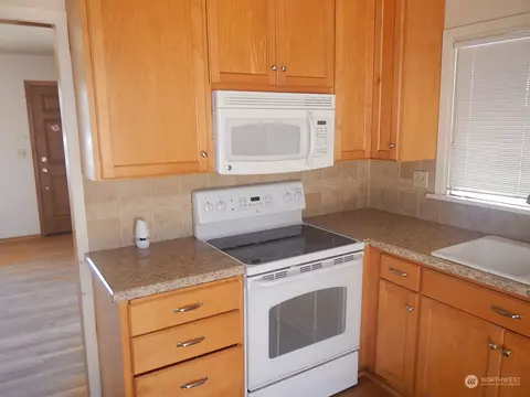 Kitchen - 2012 Lark Dr, Walla Walla, WA 99362 photo 2 of 3
