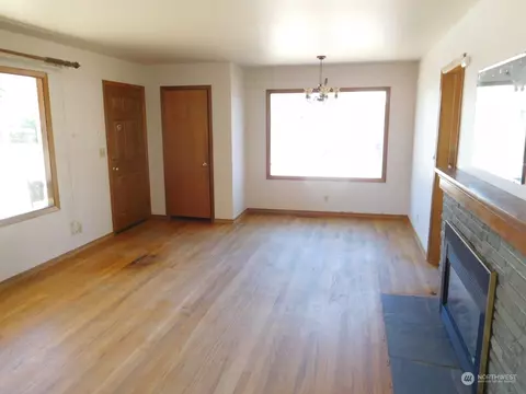 Living - 2012 Lark Dr, Walla Walla, WA 99362 photo 2 of 4