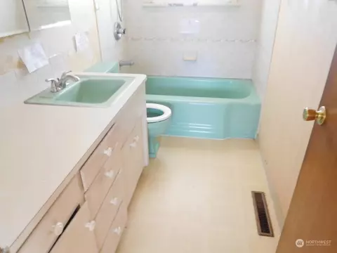 Bath - 2012 Lark Dr, Walla Walla, WA 99362 photo 2 of 4