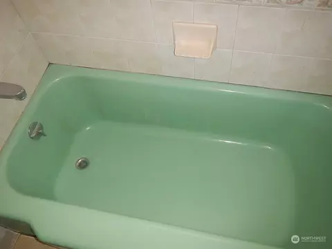 Bath - 2012 Lark Dr, Walla Walla, WA 99362 photo 3 of 4