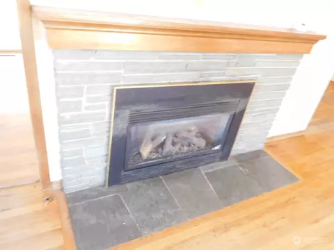 Living - 2012 Lark Dr, Walla Walla, WA 99362 photo 3 of 4