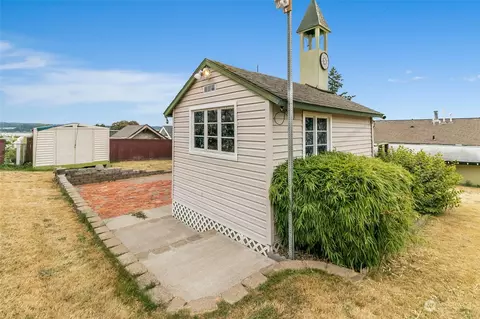 Exterior - 2015 E 14th St, Bremerton, WA 98310 photo 4 of 6
