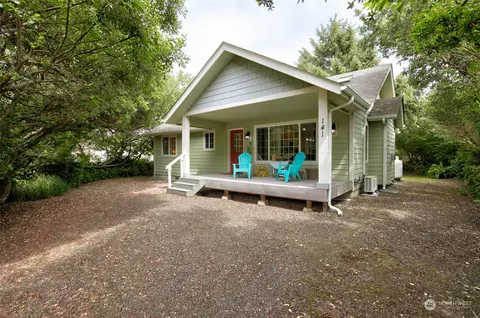 141 Jib St NW, Ocean Shores, WA 98569