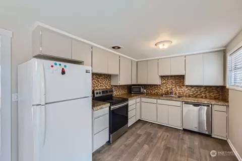 Kitchen - 931 75th St SE, Everett, WA 98203 photo 3 of 3