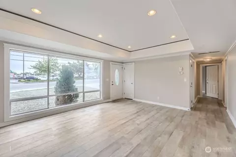 Living - 931 75th St SE, Everett, WA 98203 photo 2 of 4