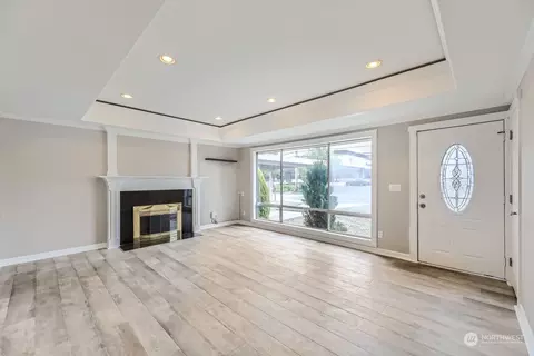 Living - 931 75th St SE, Everett, WA 98203 photo 1 of 4