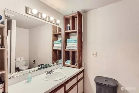 Bath - 10509 Holly Dr, Everett, WA 98204 photo 1 of 4