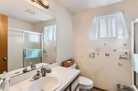 Bath - 10509 Holly Dr, Everett, WA 98204 photo 3 of 4