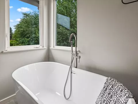Bath - 20209 29th Ave SE, Bothell, WA 98012 photo 6 of 6