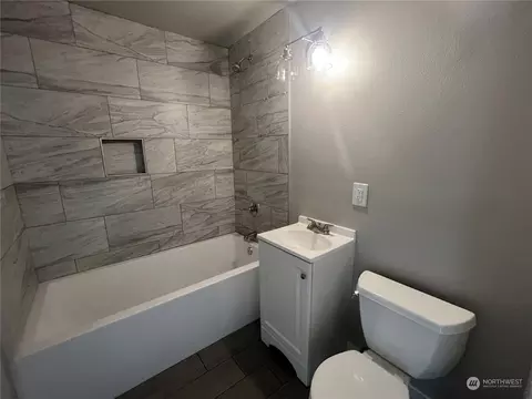 Bath - 3335 Porter St, Enumclaw, WA 98022 photo 1 of 1