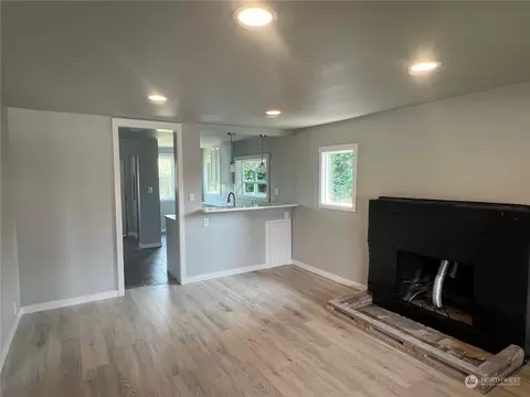 Living - 3335 Porter St, Enumclaw, WA 98022 photo 2 of 2