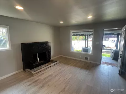 Living - 3335 Porter St, Enumclaw, WA 98022 photo 1 of 2