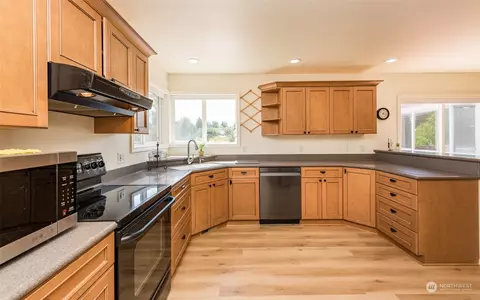 Kitchen - 322 Ridge View Dr, Sequim, WA 98382 photo 5 of 5