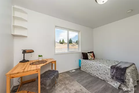 Bedroom - 322 Ridge View Dr, Sequim, WA 98382 photo 5 of 7