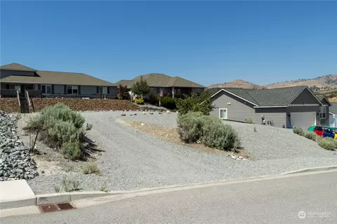 415 Spring View Pl, Chelan, WA 98816