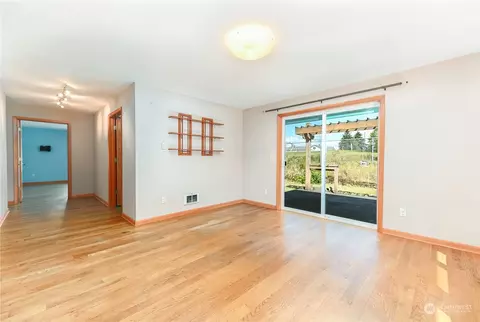 Living - 5117 W View Dr, Everett, WA 98203 photo 4 of 5