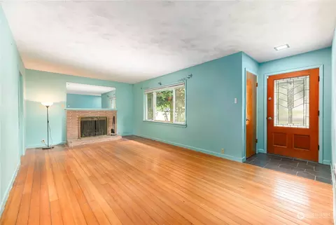 Living - 5117 W View Dr, Everett, WA 98203 photo 1 of 5
