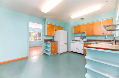 Kitchen - 5117 W View Dr, Everett, WA 98203 photo 2 of 2