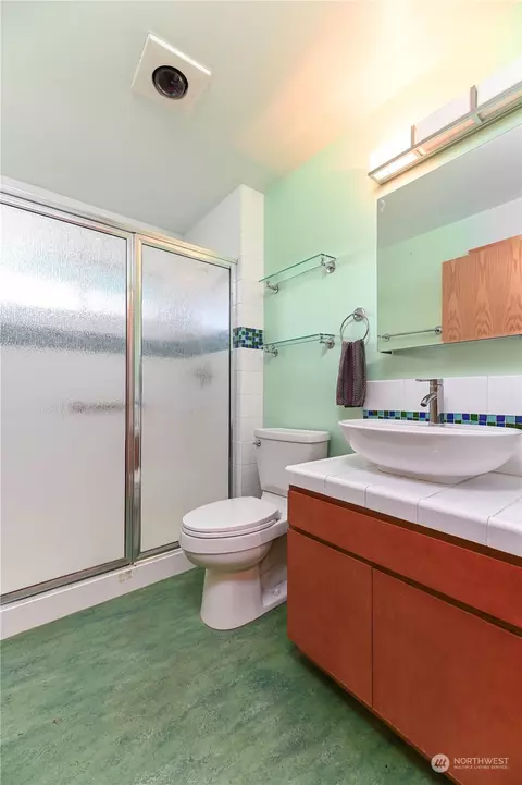 Bath - 5117 W View Dr, Everett, WA 98203 photo 2 of 2