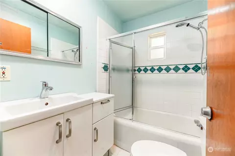 Bath - 5117 W View Dr, Everett, WA 98203 photo 1 of 2