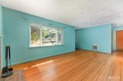 Living - 5117 W View Dr, Everett, WA 98203 photo 2 of 5