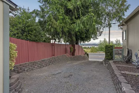 Exterior - 704 E Marine View Dr, Everett, WA 98201 photo 7 of 10