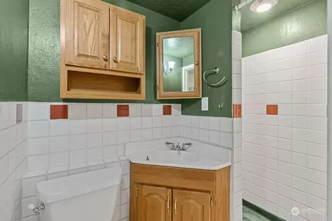 Bath - 704 E Marine View Dr, Everett, WA 98201 photo 2 of 2