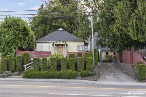 Exterior - 704 E Marine View Dr, Everett, WA 98201 photo 1 of 10
