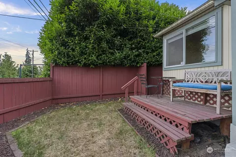 Exterior - 704 E Marine View Dr, Everett, WA 98201 photo 5 of 10
