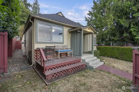 Exterior - 704 E Marine View Dr, Everett, WA 98201 photo 3 of 10