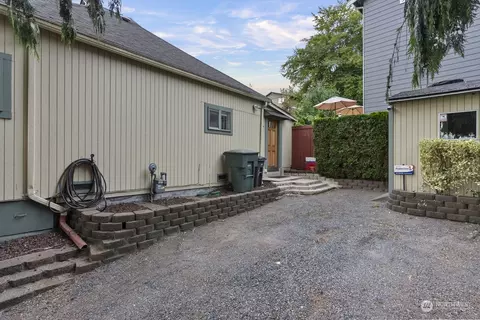 Exterior - 704 E Marine View Dr, Everett, WA 98201 photo 9 of 10