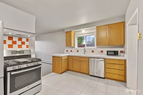 Kitchen - 704 E Marine View Dr, Everett, WA 98201 photo 4 of 5