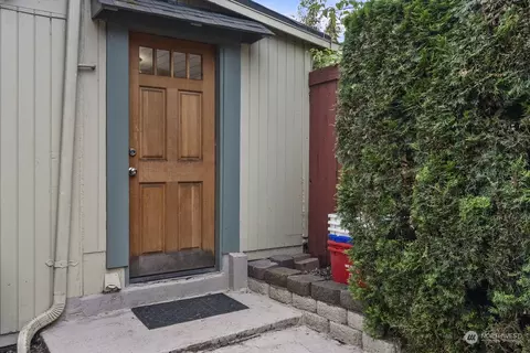 Exterior - 704 E Marine View Dr, Everett, WA 98201 photo 8 of 10